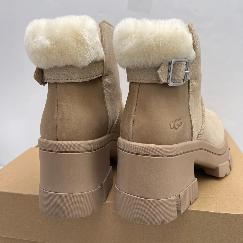 UGG Women's W BROOKLYN BUCKLE PLATFORM HIGH HEELS BOOTS SAND Tan Ankle Boots